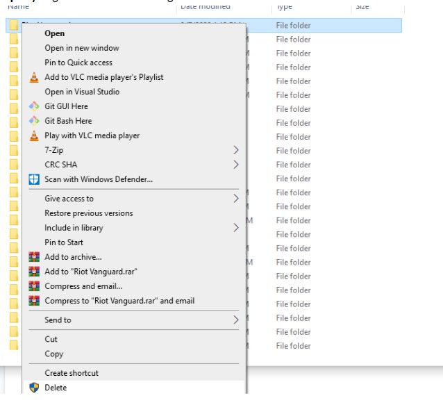Captura de pantalla de la carpeta de archivos de programa de Windows tras hacer clic derecho sobre Riot Vanguard para mostrar la opción de eliminar la carpeta de Riot Vanguard.